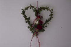Efeuherz mit Rosen als Wandschmuck