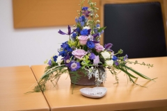 Gesteck in violett-blau-weiß_
