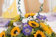 Tischschmuck mit Sonnenblumen und Skabiosen_